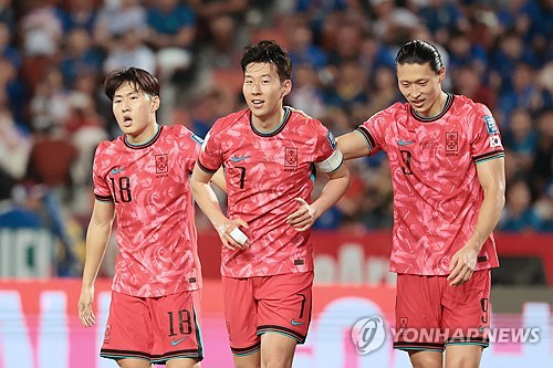 김도훈 임시감독이 이끄는 대한민국 축구대표팀이 6일 오후 9시 싱가포르 국립경기장에서 열리는 2026 월드컵 아시아 2차예선 싱가포르와의 5차전 원정 경기를 앞두고 선발 라인업을 공개했다. 주민규가 원톱으로 나선 가운데 이강인, 손흥민, 이재성이 2선에 배치됐으며, 황인범과 정우영이 수비형 미드필더로 나선다. 백4는 김진수, 권경원, 조유민, 황재원이다 골키퍼 장갑은 조현우가 낀다. 연합뉴스