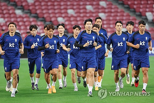 김도훈 임시감독이 이끄는 대한민국 축구대표팀이 6일 오후 9시 싱가포르 국립경기장에서 열리는 2026 월드컵 아시아 2차예선 싱가포르와의 5차전 원정 경기를 앞두고 선발 라인업을 공개했다. 주민규가 원톱으로 나선 가운데 이강인, 손흥민, 이재성이 2선에 배치됐으며, 황인범과 정우영이 수비형 미드필더로 나선다. 백4는 김진수, 권경원, 조유민, 황재원이다 골키퍼 장갑은 조현우가 낀다. 연합뉴스