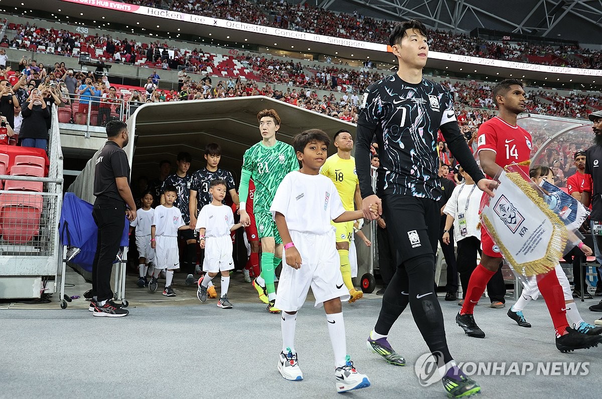 (싱가포르=연합뉴스) 신현우 기자 = 6일(현지시간) 싱가포르 국립경기장에서 열린 2026 북중미 월드컵 아시아 2차 예선 조별리그 C조 5차전 한국과 싱가포르의 경기. 한국의 손흥민과 선수들이 입장하고 있다. 2024.6.6 nowwego@yna.co.kr