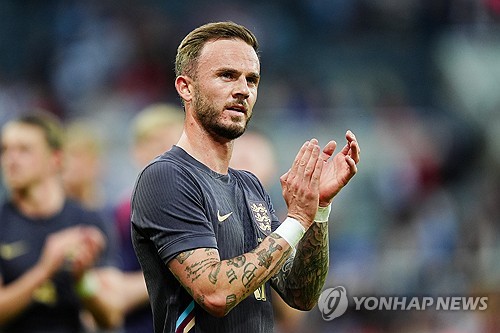 잉글랜드 축구대표팀은 오는 14일 독일에서 개최되는 UEFA 유로 2024를 앞두고 6일 최종 명단 26인을 발표했다. 이때 토트넘 홋스퍼 부주장이자 미드필더 제임스 매디슨이 최종 명단에서 탈락했다. 이번 시즌 전반기에 좋은 활약을 펼쳤지만 발목 부상에서 돌아온 뒤 경기력이 저하된 매디슨은 예비 명단 33명에 포함됐으나 끝내 최종 명단에 승선하는데 실패했다. 대표팀 탈락이 확정된 후 매디슨의 자신의 SNS을 통해 실망감을 감추지 못했다. 연합뉴스