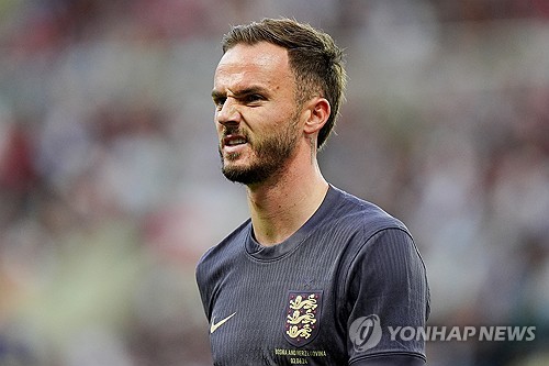 잉글랜드 축구대표팀은 오는 14일 독일에서 개최되는 UEFA 유로 2024를 앞두고 6일 최종 명단 26인을 발표했다. 이때 토트넘 홋스퍼 부주장이자 미드필더 제임스 매디슨이 최종 명단에서 탈락했다. 이번 시즌 전반기에 좋은 활약을 펼쳤지만 발목 부상에서 돌아온 뒤 경기력이 저하된 매디슨은 예비 명단 33명에 포함됐으나 끝내 최종 명단에 승선하는데 실패했다. 대표팀 탈락이 확정된 후 매디슨의 자신의 SNS을 통해 실망감을 감추지 못했다. 연합뉴스