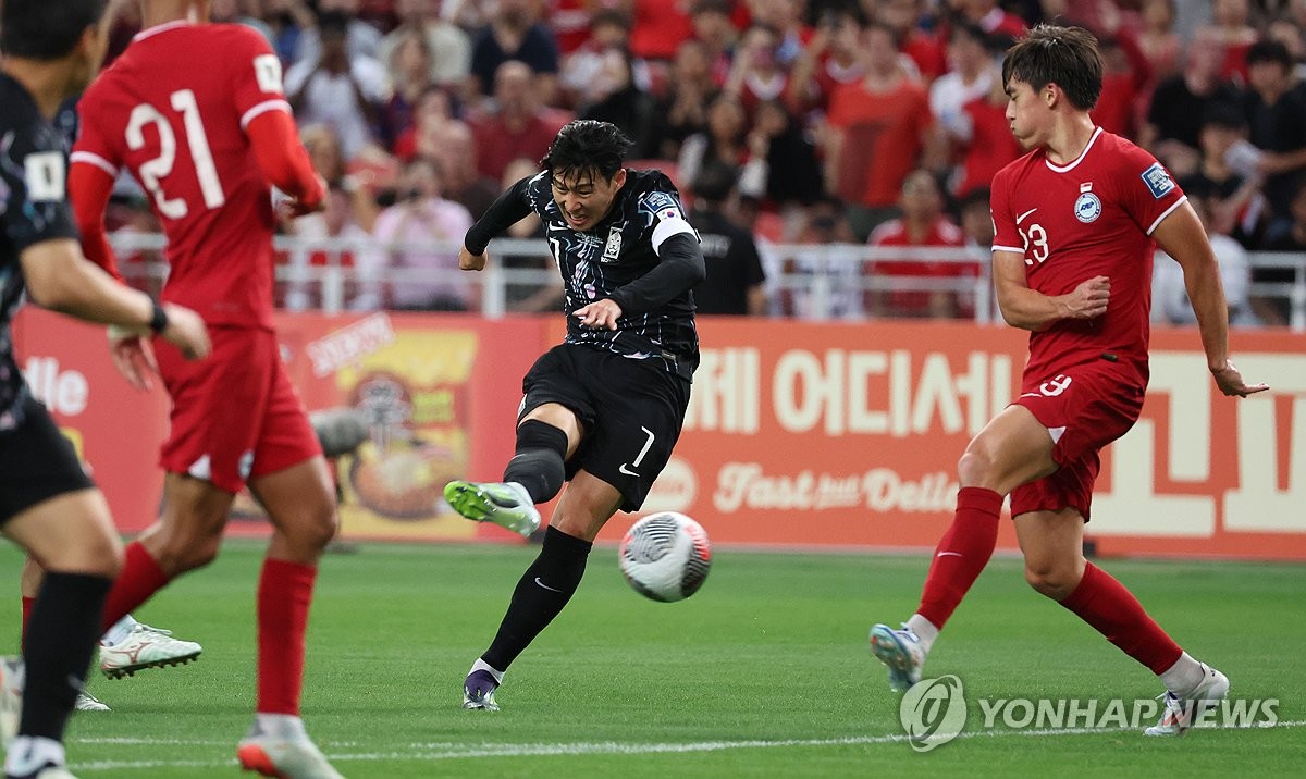 대한민국 축구대표팀은 지난 6일 싱가포르 국립경기장에서 열린 2026 북중미 월드컵 아시아 2차 예선 C조 5차전 싱가포르와의 원정 경기에서 7 대 0 대승을 거뒀다. 이날 승리로 한국은 6차전 중국과의 홈 경기 결과와 상관없이 C조 4개국 중 상위 2개국에 주어지는 3차 예선 티켓을 확보했다. 3차 예선은 총 18개국이 6개국씩 3개 조로 나뉘어 총 6장의 월드컵 본선 출전권을 놓고 다툰다. 이때 2차 예선 B조에 속해 있는 북한도 5차전 시리아전에서 승리해 3차 예선 진출 확률을 높여 다음 라운드에서 한국과 북한이 같은 조에 편성될 가능성이 생겼다. 연합뉴스