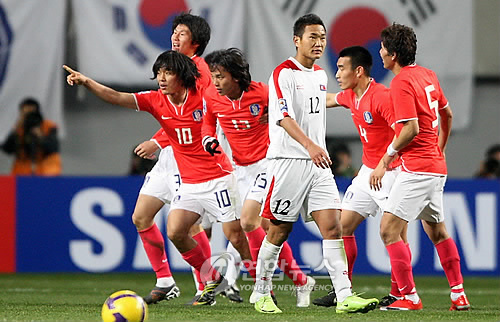 대한민국 축구대표팀은 지난 6일 싱가포르 국립경기장에서 열린 2026 북중미 월드컵 아시아 2차 예선 C조 5차전 싱가포르와의 원정 경기에서 7 대 0 대승을 거뒀다. 이날 승리로 한국은 6차전 중국과의 홈 경기 결과와 상관없이 C조 4개국 중 상위 2개국에 주어지는 3차 예선 티켓을 확보했다. 3차 예선은 총 18개국이 6개국씩 3개 조로 나뉘어 총 6장의 월드컵 본선 출전권을 놓고 다툰다. 이때 2차 예선 B조에 속해 있는 북한도 5차전 시리아전에서 승리해 3차 예선 진출 확률을 높여 다음 라운드에서 한국과 북한이 같은 조에 편성될 가능성이 생겼다. 연합뉴스