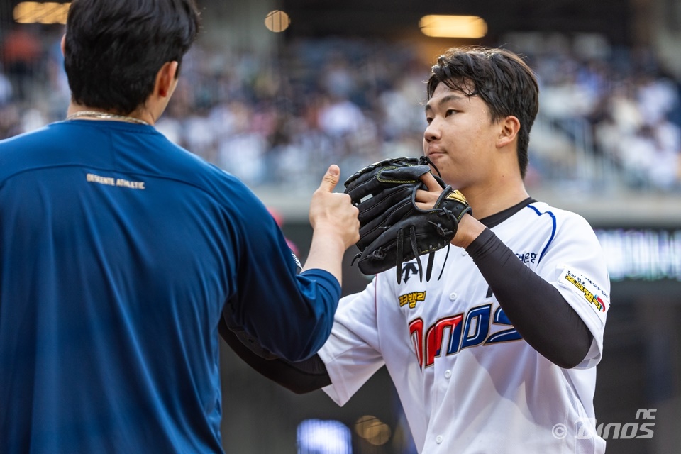 임상현은 6일 창원 NC파크에서 열린 '2024 신한 SOL Bank KBO 리그' 두산과 주중 3연전 마지막 경기에서 선발 등판. 5⅔이닝 5실점으로 패전 투수가 됐지만, 프로 첫 등판에도 씩씩하게 제 공을 던져 눈길을 끌었다. NC 다이노스