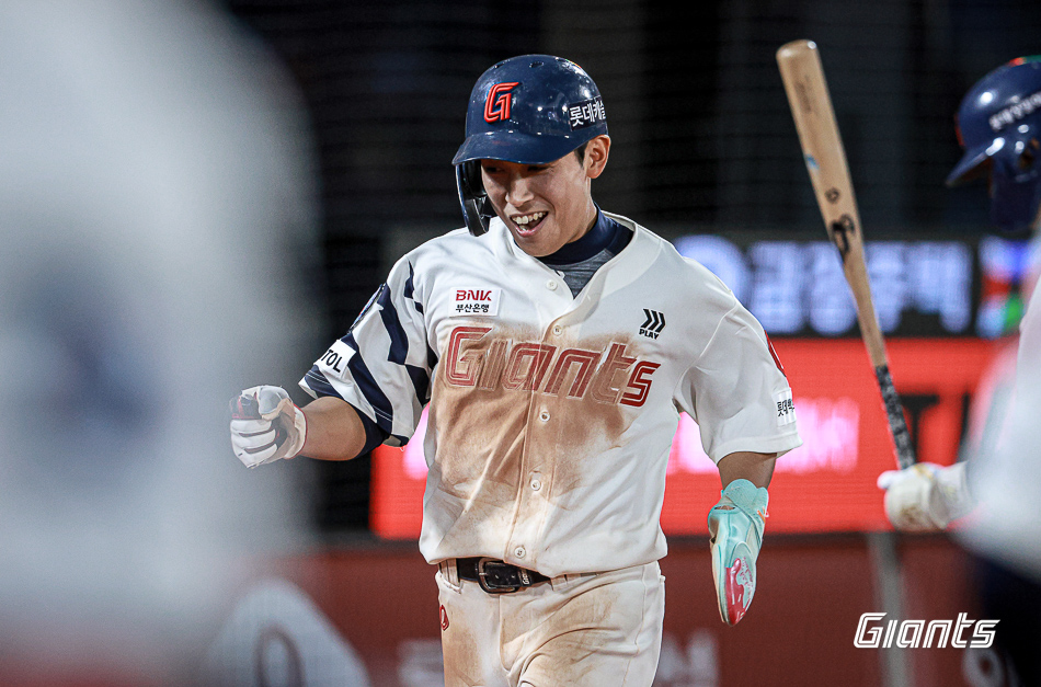 황성빈은 7일 사직구장에서 열릴 '2024 신한 SOL Bank KBO 리그' SSG와 주말 3연전 첫 경기를 앞두고 선발 명단에서 빠졌다. 롯데 자이언츠