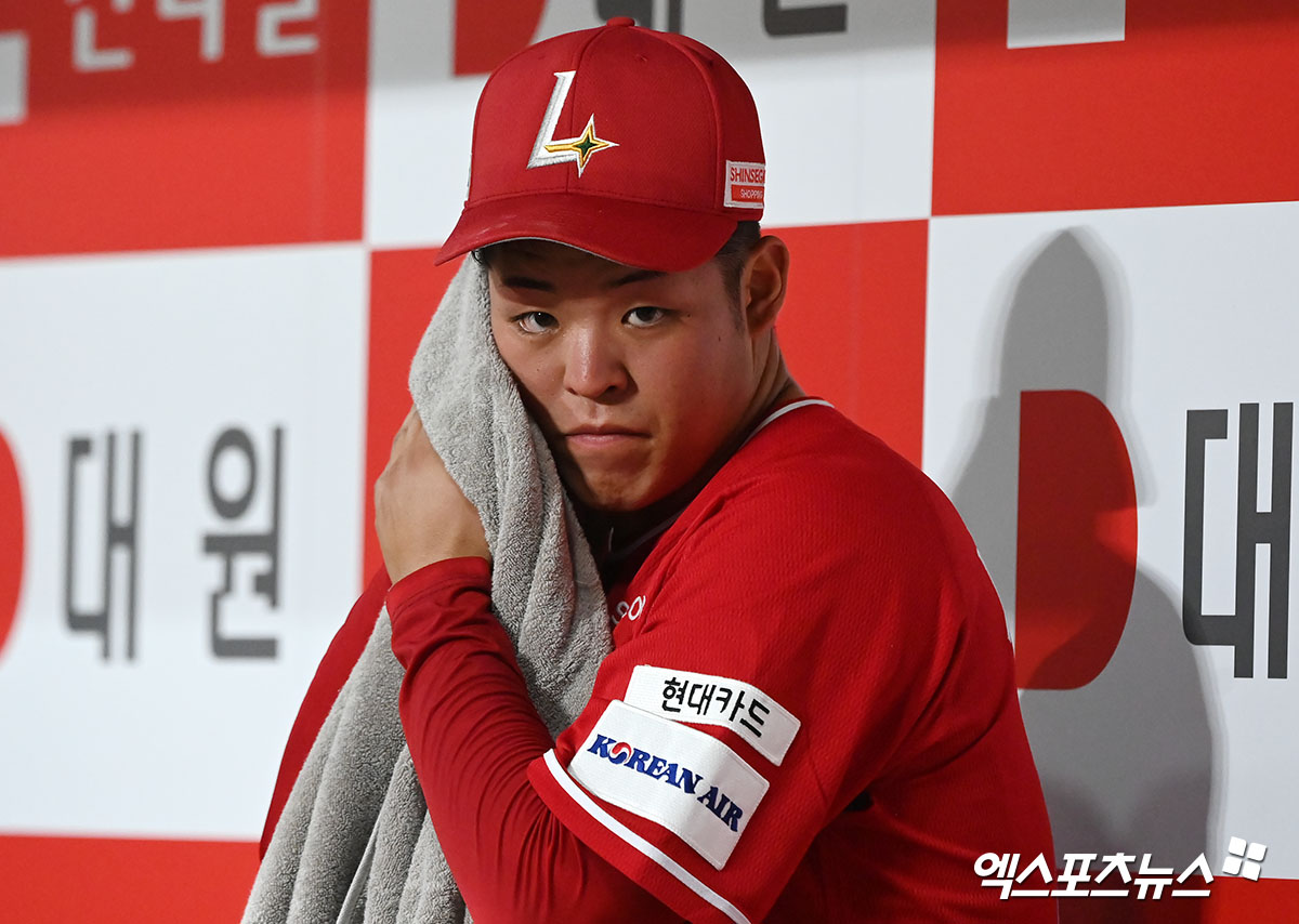 시라카와는 7일 사직구장에서 열린 '2024 신한 SOL Bank KBO 리그' 롯데 자이언츠와 주말 3연전 첫 경기에 선발 등판 1⅓이닝 8실점(7자책점)을 기록한 뒤 일찌감치 교체됐다. 엑스포츠뉴스 DB