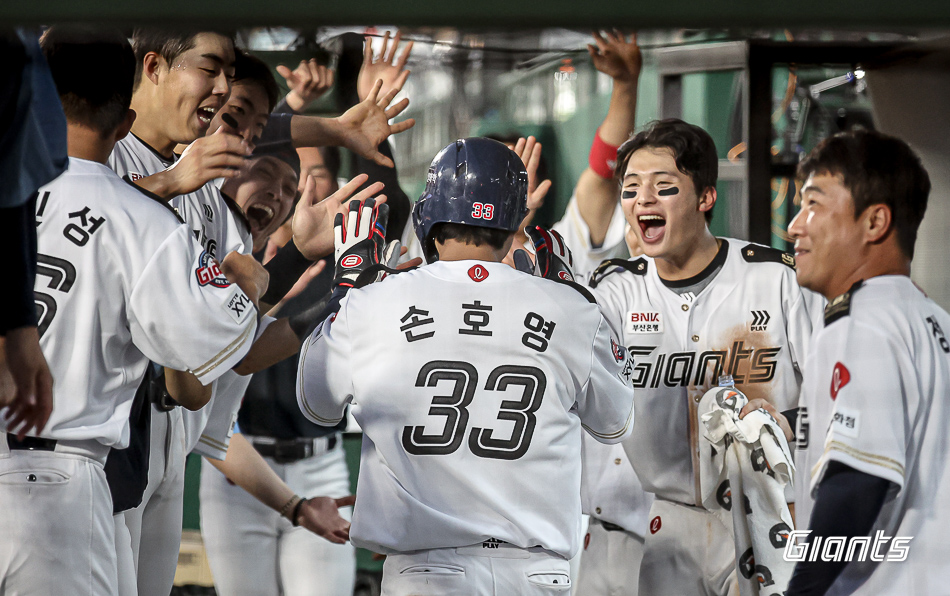 손호영은 7일 사직구장에서 열린 '2024 신한 SOL Bank KBO 리그' SSG와 주말 3연전 첫 번째 맞대결에서 3번타자 3루수로 선발 출전. 2회말 2타점 2루타를 쳐 팀 승리에 힘을 보탰다. 롯데 자이언츠