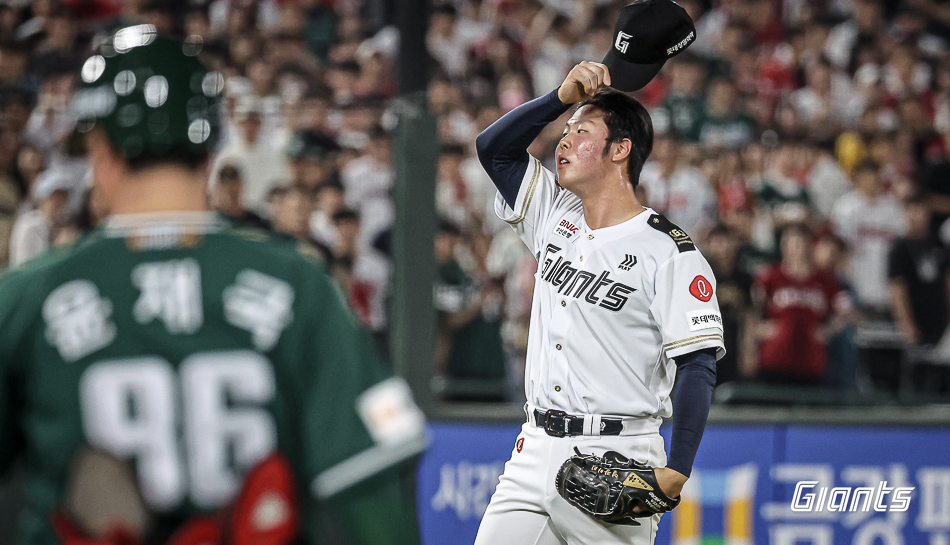 전미르는 7일 사직구장에서 열린 '2024 신한 SOL Bank KBO 리그' SSG와 주말 3연전 첫 번째 맞대결에서 구원 등판. 0이닝 2실점으로 부진했다. 롯데 자이언츠