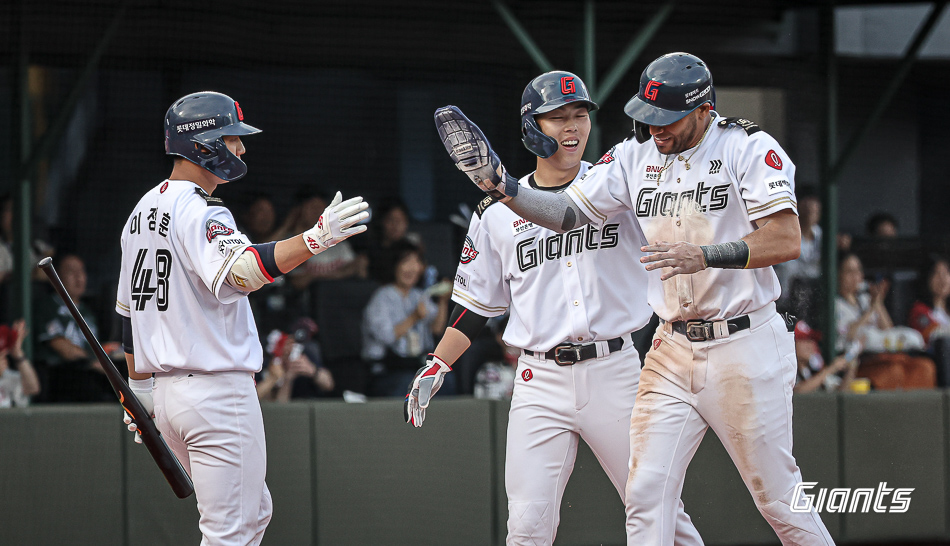 레이예스는 7일 사직구장에서 열린 '2024 신한 SOL Bank KBO 리그' SSG와 주말 3연전 첫 번째 맞대결에서 4번타자 좌익수로 선발 출전. 6회말 쐐기타를 쳐 팀 승리에 힘을 보탰다. 롯데 자이언츠