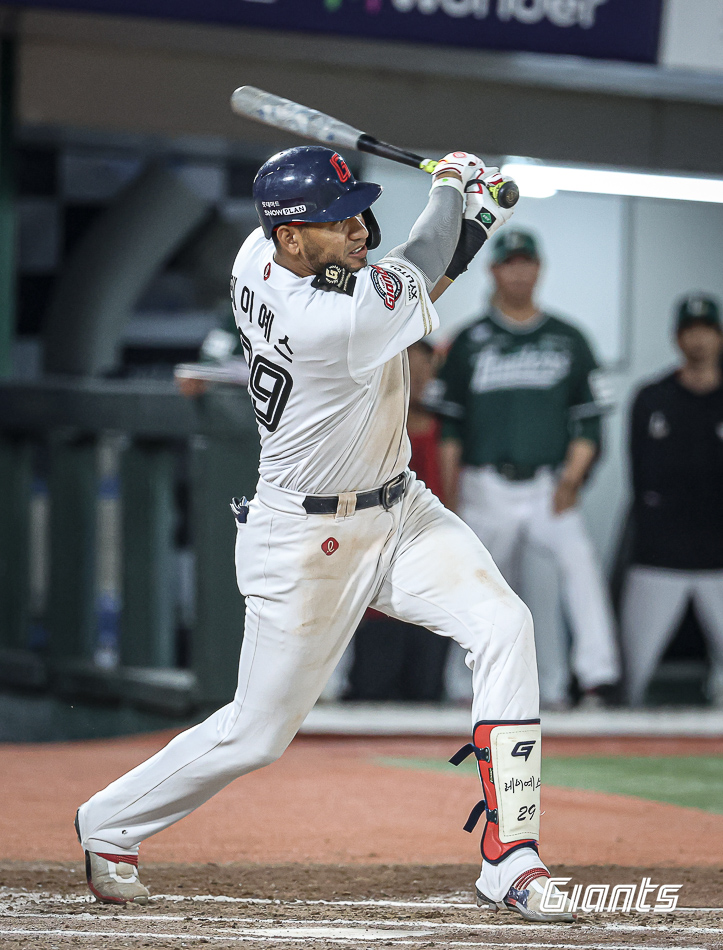 레이예스는 7일 사직구장에서 열린 '2024 신한 SOL Bank KBO 리그' SSG와 주말 3연전 첫 번째 맞대결에서 4번타자 좌익수로 선발 출전. 6회말 쐐기타를 쳐 팀 승리에 힘을 보탰다. 롯데 자이언츠