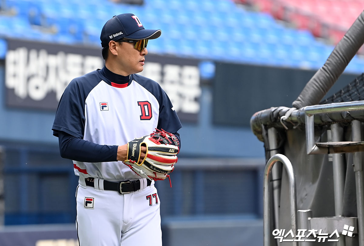 8일 오후 서울 송파구 잠실야구장에서 열리는 2024 신한 SOL Bank KBO리그 KIA 타이거즈와 두산 베어스의 경기, 두산 이승엽 감독이 선수들의 훈련을 지켜보고 있다. 잠실, 김한준 기자