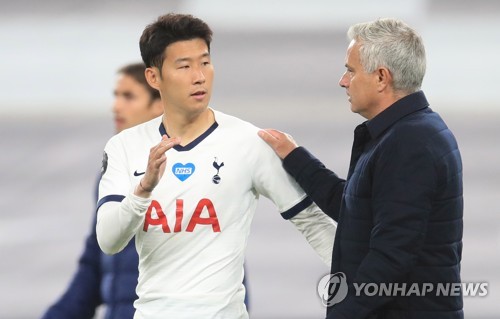 영국 매체 기브 미 스포츠는 최근 불거진 손흥민의 튀르키예 이적설에 대해 손흥민이 축구화를 벗을 때까지 토트넘 홋스퍼에 남을 가능성이 높다는 반박 보도를 냈다. 과거 토트넘에서 손흥민을 지도했던 세계적인 명장 조세 무리뉴 감독이 튀르키예 쉬페르리가 명문 페네르바체에 부임한 뒤 손흥민을 여름 이적시장 옵션으로 생각하고 있다는 주장이 제기됐는데, 기브 미 스포츠에 따르면 손흥민은 다음 시즌과 그 이후에도 토트넘에 남을 계획을 세운 것으로 알려졌다. 사진 연합뉴스