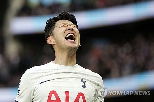 영국 매체 기브 미 스포츠는 최근 불거진 손흥민의 튀르키예 이적설에 대해 손흥민이 축구화를 벗을 때까지 토트넘 홋스퍼에 남을 가능성이 높다는 반박 보도를 냈다. 과거 토트넘에서 손흥민을 지도했던 세계적인 명장 조세 무리뉴 감독이 튀르키예 쉬페르리가 명문 페네르바체에 부임한 뒤 손흥민을 여름 이적시장 옵션으로 생각하고 있다는 주장이 제기됐는데, 기브 미 스포츠에 따르면 손흥민은 다음 시즌과 그 이후에도 토트넘에 남을 계획을 세운 것으로 알려졌다. 사진 연합뉴스