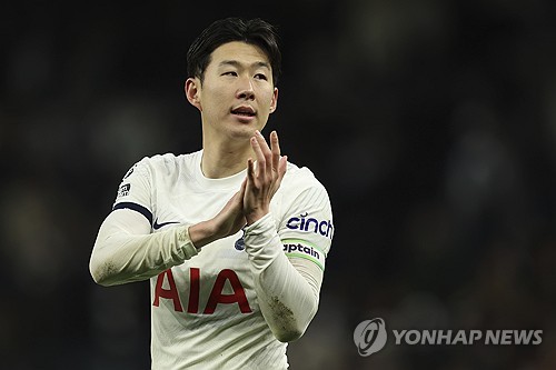 영국 매체 기브 미 스포츠는 최근 불거진 손흥민의 튀르키예 이적설에 대해 손흥민이 축구화를 벗을 때까지 토트넘 홋스퍼에 남을 가능성이 높다는 반박 보도를 냈다. 과거 토트넘에서 손흥민을 지도했던 세계적인 명장 조세 무리뉴 감독이 튀르키예 쉬페르리가 명문 페네르바체에 부임한 뒤 손흥민을 여름 이적시장 옵션으로 생각하고 있다는 주장이 제기됐는데, 기브 미 스포츠에 따르면 손흥민은 다음 시즌과 그 이후에도 토트넘에 남을 계획을 세운 것으로 알려졌다. 사진 연합뉴스