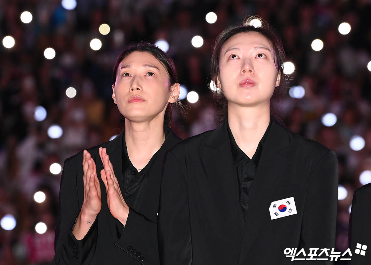 김연경과 양효진이 8일 서울 잠실실내체육관에서 열린 김연경 초청 'KYK 인비테이셔널 2024' '팀 대한민국'과 '팀 코리아'와의 경기를 마친 뒤 진행된 국가대표 은퇴식에서 눈물을 흘렸다. 사진 박지영 기자