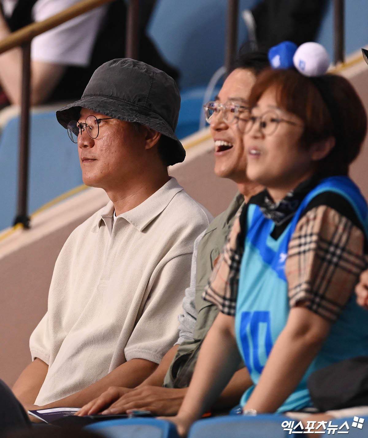 나영석 PD와 방송인 송은이가 8일 서울 잠실실내체육관에서 열린 김연경 초청 'KYK 인비테이셔널 2024' '팀 대한민국'과 '팀 코리아'의 경기를 지켜봤다. 사진 박지영 기자