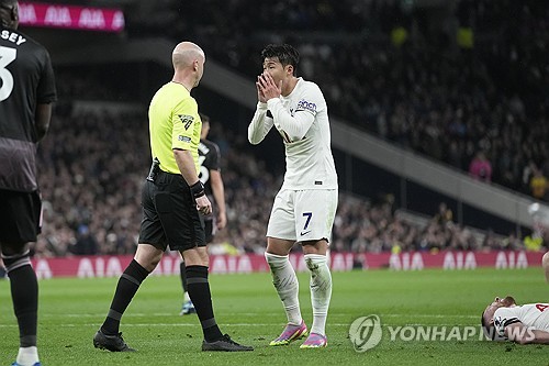 영국 매체 기브미 스포츠가 지난 8일(한국시간) 토트넘이 월드클래스 손흥민을 붙잡기 위해 재계약을 준비할 것이라고 전했다. 손흥민 역시 토트넘에 남길 바라고 있으며 최근 불거진 튀르키예 명문팀 페네르바체로의 이적설울 일축하고 있다. 조세 무리뉴 감독 부임 이후 손흥민과 계속 연결되고 있지만, 프리미어리그보다 낮은 튀르키예 쉬페르리그로 대한민국 축구 국가대표팀 주장이 내려가는 일은 없을 것으로 보인다. 토트넘도 1년 연장 옵션만 고려했다가 재계약을 준비하는 것으로 전해졌다. 연합뉴스