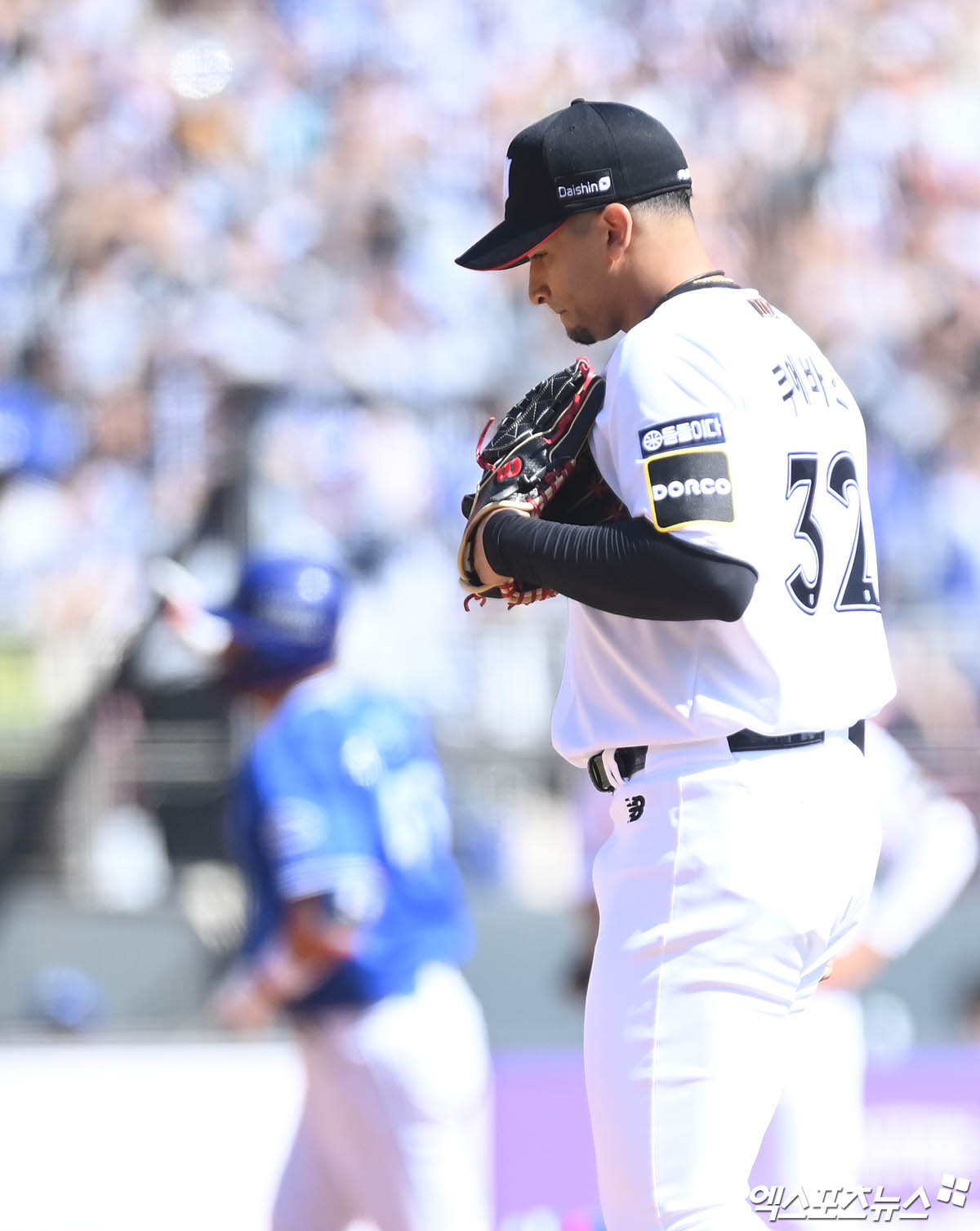 쿠에바스는 8일 수원 KT위즈파크에서 열린 '2024 신한 SOL Bank KBO 리그' LG와 주말 3연전 두 번째 경기에서 선발 등판. 5이닝 7실점으로 부진했다. 엑스포츠뉴스 DB