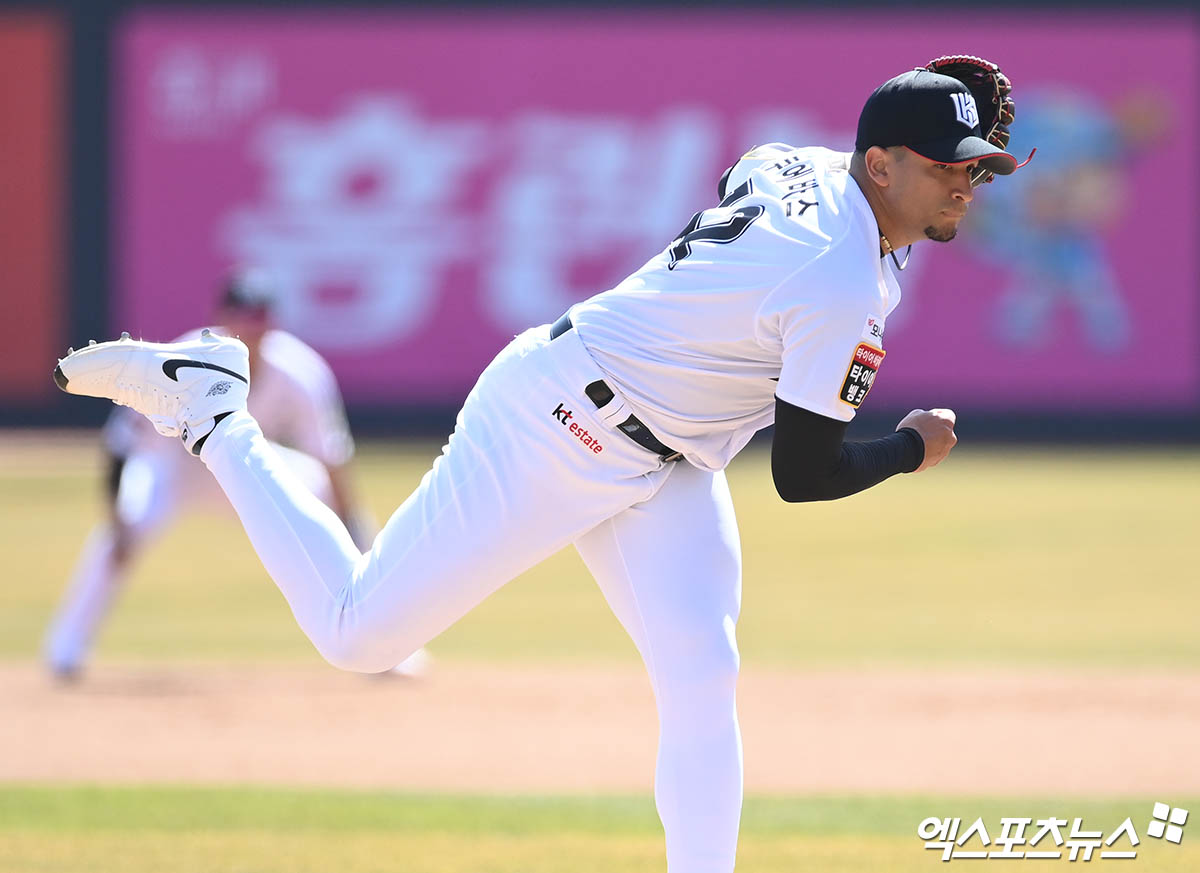 쿠에바스는 8일 수원 KT위즈파크에서 열린 '2024 신한 SOL Bank KBO 리그' LG와 주말 3연전 두 번째 경기에서 선발 등판. 5이닝 7실점으로 부진했다. 엑스포츠뉴스 DB