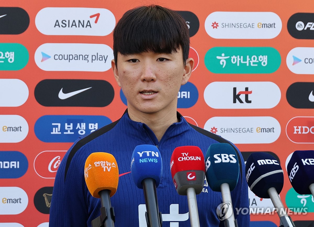 (고양=연합뉴스) 한상균 기자 = 한국 축구 대표팀 황인범이 9일 고양종합운동장에서 훈련 전 인터뷰를하고 있다. 대표팀은 11일 서울월드컵경기장에서 중국과 북중미 월드컵 2차 예선 최종전을 치른다. 2024.6.9 xyz@yna.co.kr