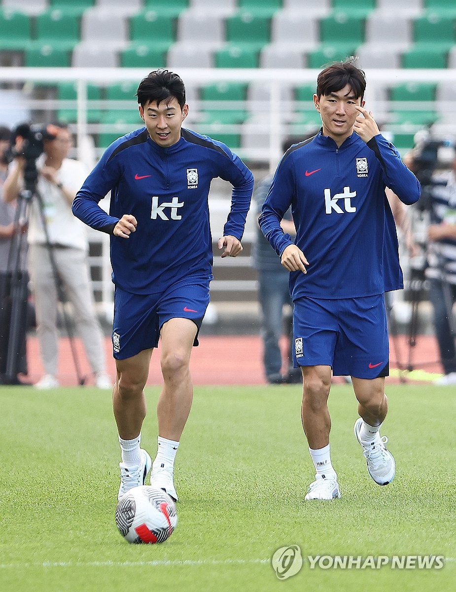 (고양=연합뉴스) 류영석 기자 = 한국 축구 국가대표팀 손흥민, 황인범이 8일 오후 경기 고양종합운동장에서 열린 오픈 트레이닝에서 훈련을 하고 있다. 2024.6.8 ondol@yna.co.kr