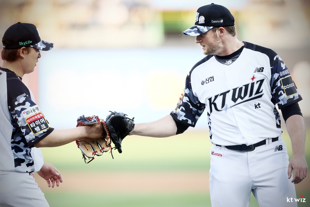 벤자민은 9일 수원 KT위즈파크에서 열린 '2024 신한 SOL Bank KBO 리그' LG와 주말 3연전 마지막 경기에서 선발 등판. 5⅓이닝 무실점으로 팀 승리를 견인했다. KT 위즈