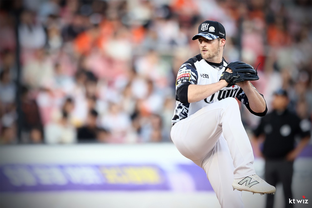 벤자민은 9일 수원 KT위즈파크에서 열린 '2024 신한 SOL Bank KBO 리그' LG와 주말 3연전 마지막 경기에서 선발 등판. 5⅓이닝 무실점으로 팀 승리를 견인했다. KT 위즈