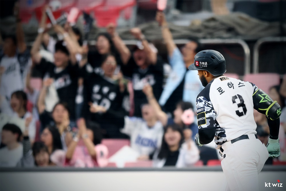 로하스는 9일 수원 KT위즈파크에서 열린 '2024 신한 SOL Bank KBO 리그' LG와 주말 3연전 마지막 경기에서 1번타자 좌익수로 선발 출전. 2회초 선두타자 홈런을 쳐 공격에 활력을 불어넣었다. KT 위즈