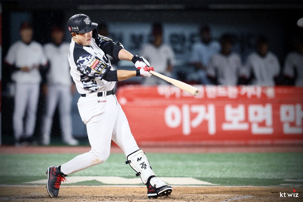 황재균은 9일 수원 KT위즈파크에서 열린 '2024 신한 SOL Bank KBO 리그' LG와 주말 3연전 마지막 경기에서 2번타자 3루수로 선발 출전. 7회말 쐐기를 박는 솔로포로 공격에 활력을 불어넣었다 KT 위즈