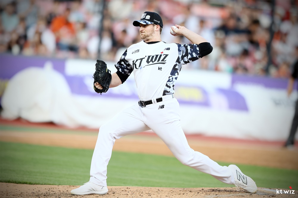 벤자민은 9일 수원 KT위즈파크에서 열린 '2024 신한 SOL Bank KBO 리그' LG와 주말 3연전 마지막 경기에서 선발 등판. 5⅓이닝 무실점으로 팀 승리를 견인했다. KT 위즈 