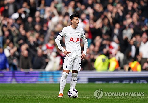 토트넘 소식을 다루는 영국 토트넘HQ가 선정한 토트넘 역대 최고의 라인업에서 리빙 레전드의 길을 걷고 있는 손흥민이 제외됐다. 골키퍼는 팻 제닝스, 수비진은 카일 워커, 레들리 킹, 마이크 잉글랜드, 개리 매버트가 선정됐다. 중앙 미드필더에는 폴 개스코인과 데이브 맥케이가 이름을 올렸다. 윙어에는 글렌 호들과 가레스 베일이 위치했고, 투톱은 해리 케인과 지미 그리브스가 선정됐다. 2015년부터 9년 동안 토트넘에서 헌신한 손흥민은 그리브스, 케인, 호들, 베일 등 쟁쟁한 전설들을 뛰어넘지 못했다. 연합뉴스