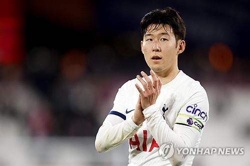 토트넘 소식을 다루는 영국 토트넘HQ가 선정한 토트넘 역대 최고의 라인업에서 리빙 레전드의 길을 걷고 있는 손흥민이 제외됐다. 골키퍼는 팻 제닝스, 수비진은 카일 워커, 레들리 킹, 마이크 잉글랜드, 개리 매버트가 선정됐다. 중앙 미드필더에는 폴 개스코인과 데이브 맥케이가 이름을 올렸다. 윙어에는 글렌 호들과 가레스 베일이 위치했고, 투톱은 해리 케인과 지미 그리브스가 선정됐다. 2015년부터 9년 동안 토트넘에서 헌신한 손흥민은 그리브스, 케인, 호들, 베일 등 쟁쟁한 전설들을 뛰어넘지 못했다. 연합뉴스