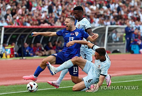 이적시장 전문 기자 파브리치오 로마노가 10일(한국시간) 자신의 사회관계망서비스(SNS)를 통해 콤파니가 주앙 팔리냐 영입을 승인했다고 전했다. 개인 합의는 이미 구두로 마쳤으며 계약 기간은 최대 5년으로 알려졌다. 풀럼과 뮌헨이 이적료 협상을 진행 중이며 뱅상 콤파니 감독도 승인했다. 공격적인 성향의 김민재를 커버할 수 있는 전문 수비형 미드필더가 뮌헨에 드디어 합류할 전망이다. 연합뉴스