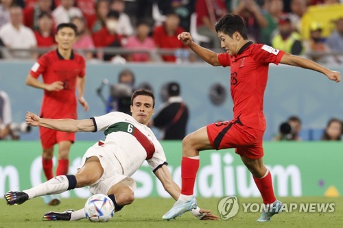 이적시장 전문 기자 파브리치오 로마노가 10일(한국시간) 자신의 사회관계망서비스(SNS)를 통해 콤파니가 주앙 팔리냐 영입을 승인했다고 전했다. 개인 합의는 이미 구두로 마쳤으며 계약 기간은 최대 5년으로 알려졌다. 풀럼과 뮌헨이 이적료 협상을 진행 중이며 뱅상 콤파니 감독도 승인했다. 공격적인 성향의 김민재를 커버할 수 있는 전문 수비형 미드필더가 뮌헨에 드디어 합류할 전망이다. 연합뉴스