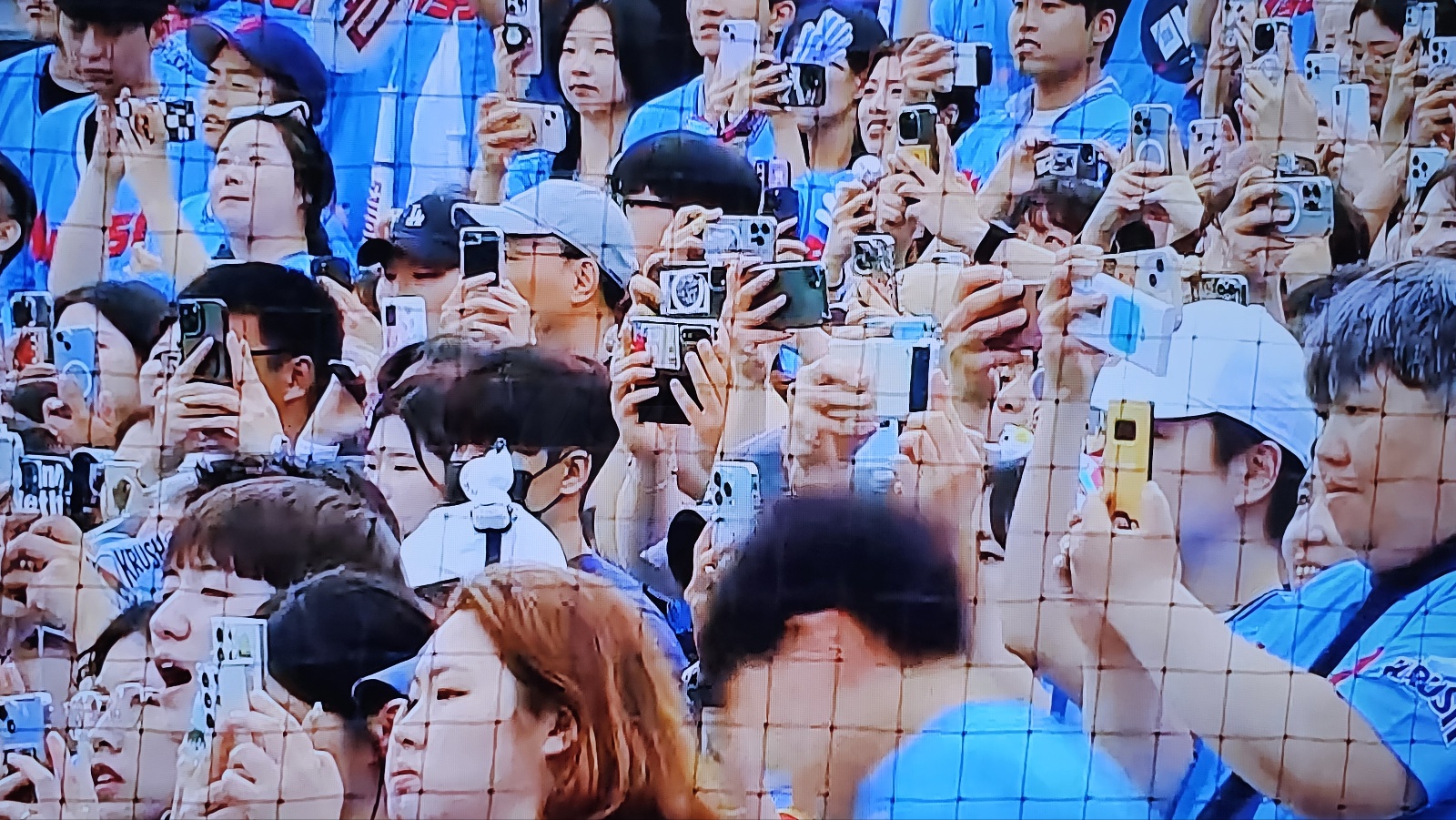 걸그룹 에스파 멤버 카리나가 지난 9일 부산 사직야구장에서 열린 '2024 신한 SOL 뱅크 KBO리그' SSG-롯데 더블헤더 2차전에 앞서 시구를 하자 관중이 일제히 휴대폰 카메라를 들어 그의 모습을 사진 혹은 영상으로 담고 있다. 이날 경기는 롯데의 최근 상승세와 카리나 시구 등의 이유 등이 어우러지면서 매진을 기록했다. 중계화면