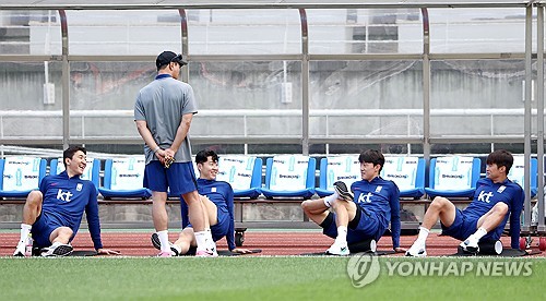 김도훈 대한민국 축구대표팀 임시감독이 지난 9일 고양종합운동장에서 열린 대표팀 훈련을 지켜보고 있다. 연합뉴스