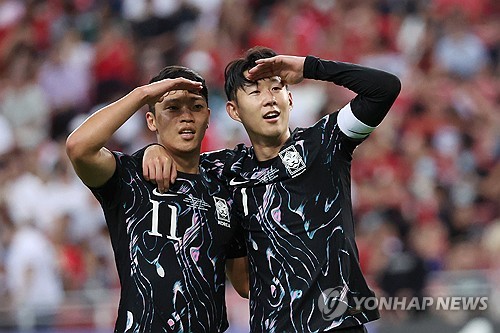 김도훈 감독이 이끄는 대한민국 축구 국가대표팀이 6일 싱가포르 국립경기장에서 열린 2026 월드컵 아시아 2차예선 C조 5차전 싱가포르와의 원정 경기에서 손흥민과 이강인이 나란히 2골씩 터트리고, 주민규가 A매치 데뷔골을 뽑아낸 것 등에 힘입어 7-0 대승을 거두고 11일 중국과의 홈 경기에 상관 없이 3차예선 진출을 확정지었다. 한국은 지난해 11월 홈 경기에 이어 또다시 싱가포르를 상대로 대승을 거뒀다. 연합뉴스