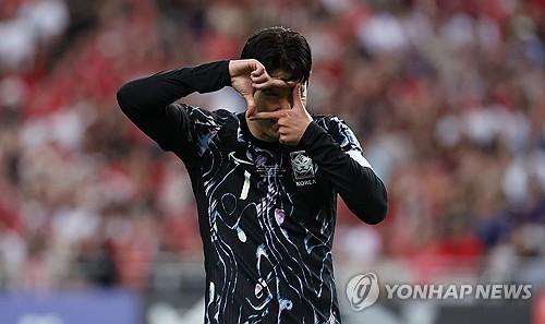 김도훈 감독이 이끄는 대한민국 축구 국가대표팀이 6일 싱가포르 국립경기장에서 열린 2026 월드컵 아시아 2차예선 C조 5차전 싱가포르와의 원정 경기에서 손흥민과 이강인이 나란히 2골씩 터트리고, 주민규가 A매치 데뷔골을 뽑아낸 것 등에 힘입어 7-0 대승을 거두고 11일 중국과의 홈 경기에 상관 없이 3차예선 진출을 확정지었다. 한국은 지난해 11월 홈 경기에 이어 또다시 싱가포르를 상대로 대승을 거뒀다. 연합뉴스