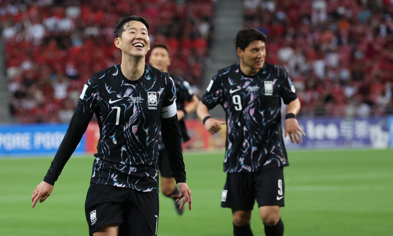 김도훈 감독이 이끄는 대한민국 축구 국가대표팀이 6일 싱가포르 국립경기장에서 열린 2026 월드컵 아시아 2차예선 C조 5차전 싱가포르와의 원정 경기에서 손흥민과 이강인이 나란히 2골씩 터트리고, 주민규가 A매치 데뷔골을 뽑아낸 것 등에 힘입어 7-0 대승을 거두고 11일 중국과의 홈 경기에 상관 없이 3차예선 진출을 확정지었다. 한국은 지난해 11월 홈 경기에 이어 또다시 싱가포르를 상대로 대승을 거뒀다. 연합뉴스