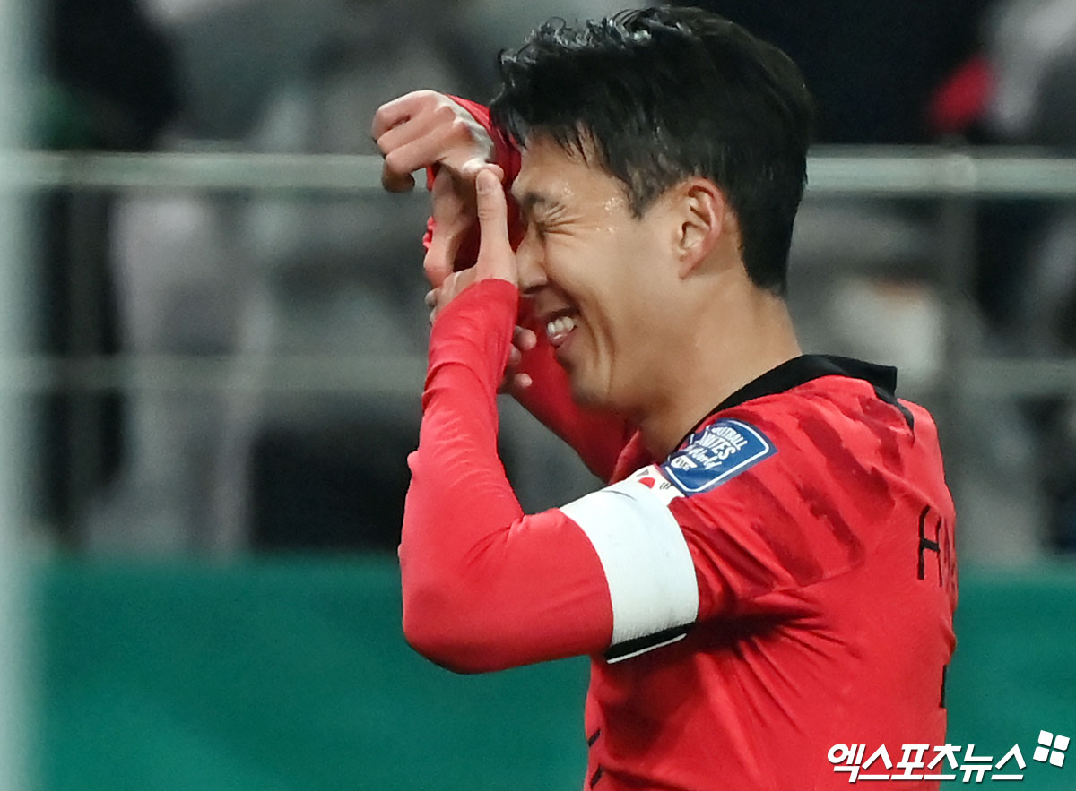 김도훈 감독이 이끄는 대한민국 축구 국가대표팀이 6일 싱가포르 국립경기장에서 열린 2026 월드컵 아시아 2차예선 C조 5차전 싱가포르와의 원정 경기에서 손흥민과 이강인이 나란히 2골씩 터트리고, 주민규가 A매치 데뷔골을 뽑아낸 것 등에 힘입어 7-0 대승을 거두고 11일 중국과의 홈 경기에 상관 없이 3차예선 진출을 확정지었다. 한국은 지난해 11월 홈 경기에 이어 또다시 싱가포르를 상대로 대승을 거뒀다. 엑스포츠뉴스DB