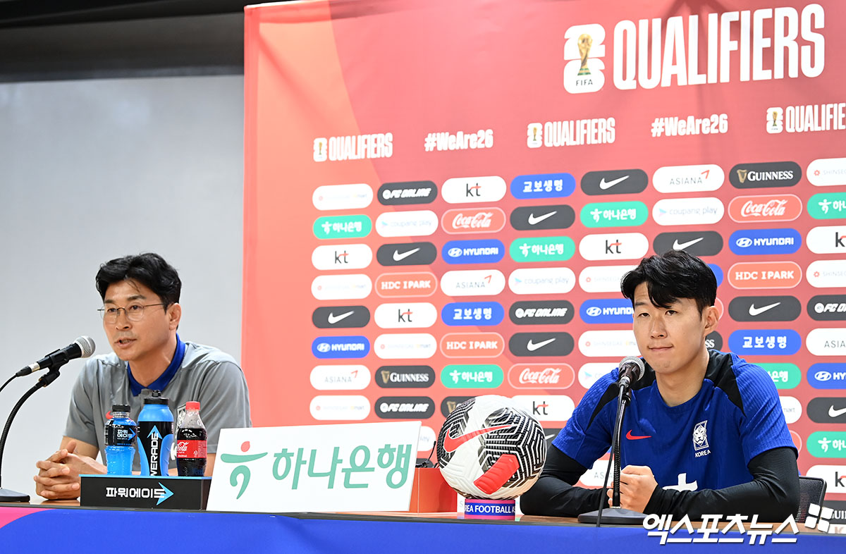 대한민국 축구 국가대표팀은 11일 오후 8시 서울월드컵경기장에서 2026 월드컵 아시아 2차예선 C조 최종전 중국과의 홈 경기를 치른다. 한국은 이미 3차예선 진출을 확정지었으나 중국전을 이겨야 3차예선 조추첨에서 톱시드를 받아 까다로운 일본, 이란을 만나지 않는다. 김도훈 대표팀 임시감독과 주장 손흥민이 10일 고양종합운동장에서 열린 사전 기자회견에서 참석해 답변하고 있다. 고양, 김한준 기자