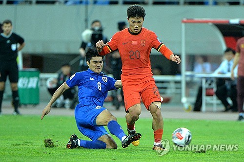 지난 6일 중국 선양에서 열린 2026 월드컵 아시아 2차예선 중국-태국 맞대결에서 두 팀 선수들이 볼을 다투고 있다. 연합뉴스