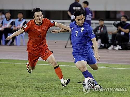 지난 6일 중국 선양에서 열린 2026 월드컵 아시아 2차예선 중국-태국 맞대결에서 두 팀 선수들이 볼을 다투고 있다. 연합뉴스