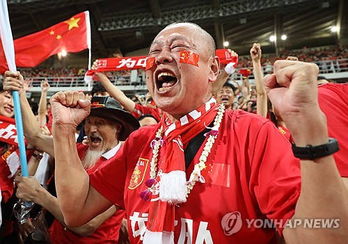 지난 6일 중국 선양에서 열린 2026 월드컵 아시아 2차예선 중국-태국 맞대결에서 중국 관중이 응원을 하고 있다. 연합뉴스