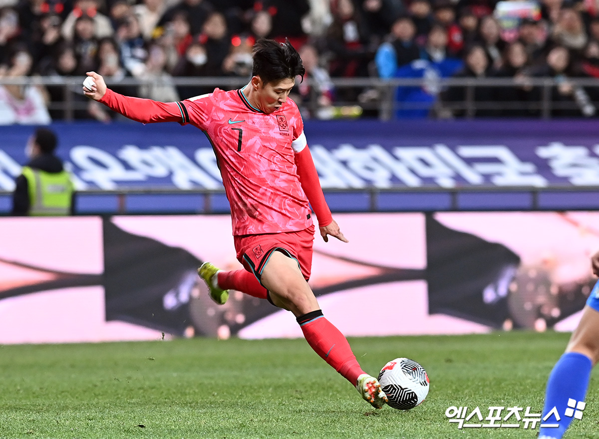 대한민국 캡틴 손흥민이 다시 한 번 축구대표팀 은퇴에 대해 언급했다. 김도훈 임시 감독이 이끄는 축구대표팀은 11일 오후 8시 서울월드컵경기장에서 중국과 2026 북중미 월드컵 아시아 2차예선 C조 최종전을 치른다. 경기 전날인 10일 고양종합운동장에서 진행된 사전 기자회견에 선수 대표로 참석한 손흥민은 얼마나 더 대표팀을 계속 할 수 있을지 모르겠다면서도 마지막 순간까지 최선을 다하겠다는 뜻을 밝혔다. 1991년생으로 만 31세인 손흥민은 2년 뒤 열리는 2026 월드컵 본선까지 충분히 뛸 수 있다. 다만 태극마크를 달고 뛰는 손흥민의 모습을 즐길 날이 얼마 남지 않은 건 분명하다. 엑스포츠뉴스DB