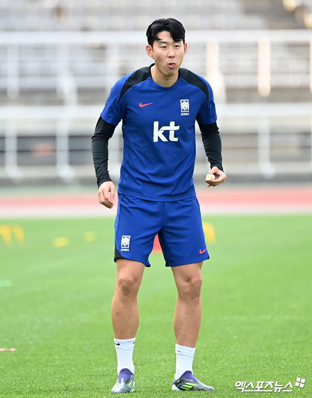 대한민국 캡틴 손흥민이 다시 한 번 축구대표팀 은퇴에 대해 언급했다. 김도훈 임시 감독이 이끄는 축구대표팀은 11일 오후 8시 서울월드컵경기장에서 중국과 2026 북중미 월드컵 아시아 2차예선 C조 최종전을 치른다. 경기 전날인 10일 고양종합운동장에서 진행된 사전 기자회견에 선수 대표로 참석한 손흥민은 얼마나 더 대표팀을 계속 할 수 있을지 모르겠다면서도 마지막 순간까지 최선을 다하겠다는 뜻을 밝혔다. 1991년생으로 만 31세인 손흥민은 2년 뒤 열리는 2026 월드컵 본선까지 충분히 뛸 수 있다. 다만 태극마크를 달고 뛰는 손흥민의 모습을 즐길 날이 얼마 남지 않은 건 분명하다. 고양, 김한준 기자