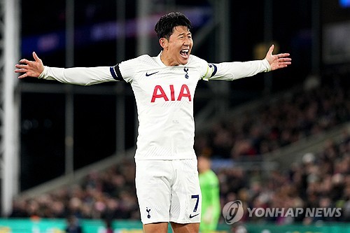 국제스포츠연구소(CIES) 축구관측소가 지난 9일(한국시간) 사회관계망서비스(SNS)를 통해 아시아 축구선수 중 가장 높은 이적시장 가치를 지닌 선수 순위를 공개했다.   세계에서 가장 몸값이 비싼 아시아 선수 10명 모두 유럽 5대 리그 내에서 활약하고 있는 선수들 안에서 골랐다.   1위에는 구보 다케후사가 올랐는데 무려 9200만유로(약 1361억원)의 몸값을 자랑했다. 2위인 이강인의 몸값 4970만유로(약 735억원)보다 2배 가까이 높다. 손흥민은 전체 9위에 올랐다. 연합뉴스