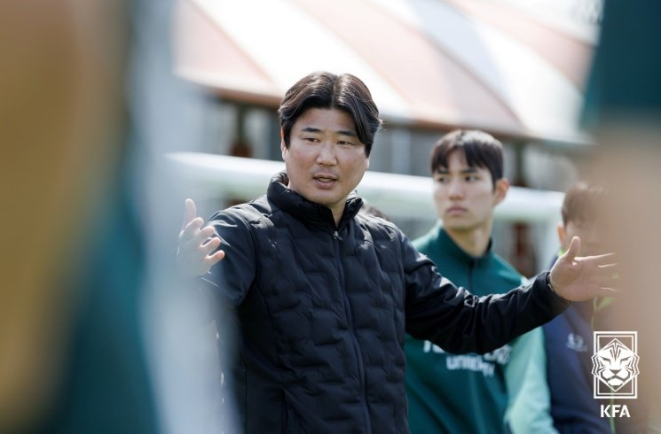 이창원 U-19 축구 국가대표팀 감독이 선수들을 지휘하고 있다. U-19 대표팀은 이 감독 부임 후 처음 치른 국제대회인 중국 친선대회에서 1승1무1패를 기록했다. 베트남을 간신히 이기고, 우즈베키스탄과 비긴 뒤 중국에 패했다. 대한축구협회