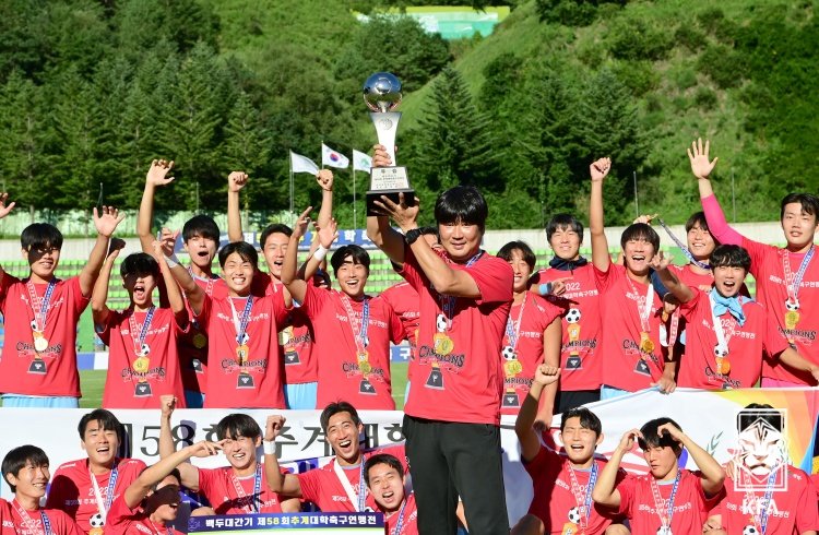 이창원 U-19 축구 국가대표팀 감독이 과거 대구예술대 시절 전국 규모 대회에서 우승한 뒤 트로피를 선수들과 들어올리고 있다. 지난달 U-19 대표팀에 부임한 이 감독은 처음 치른 국제대회인 중국 친선대회에서 1승1무1패를 기록했다. 베트남을 간신히 이기고, 우즈베키스탄과 비긴 뒤 중국에 패했다. 대한축구협회