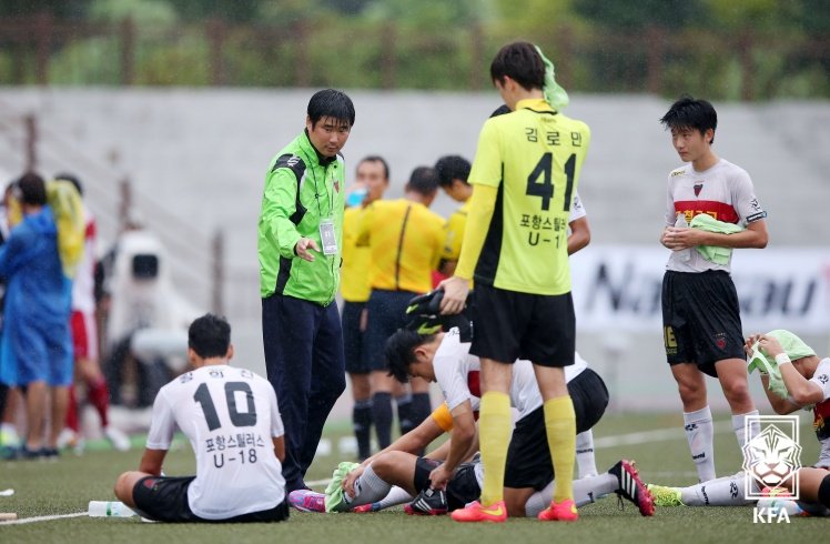 이창원 U-19 축구 국가대표팀 감독이 과거 포철공고 사령탑 시절 황희찬(10번) 등 선수들을 지도하고 있다. 지난달 U-19 대표팀에 부임한 이 감독은 처음 치른 국제대회인 중국 친선대회에서 1승1무1패를 기록했다. 베트남을 간신히 이기고, 우즈베키스탄과 비긴 뒤 중국에 패했다. 대한축구협회